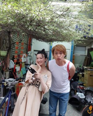 Xing Li Instagram - 拍戲的小日子，發生的事情都微小又有趣

①我在愛河邊耍美
②靜思堂外的蓮花在耍美
③車拍架機器好辛苦
④馬文云在幹嘛？
⑤張家瑜跟曼完美融入
⑥再給我滑手機
⑦I’m a superstar.
⑧要與之相愛相殺三個月的男子
⑨孔雀仙子
①⓪超想買的甄嬛全套公仔！！！！
到底該不該買？？？？？
沒有胖橘還要買嗎？？？？？？