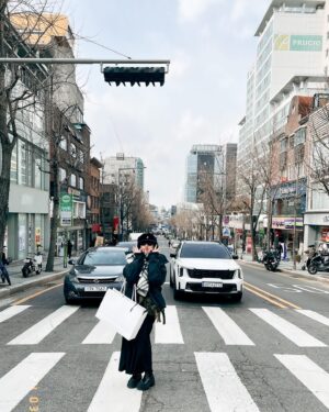 Xing Li Instagram - 在首爾的每一天都很開心，
但是對抗寒冷對我來說實在太辛苦了！
我很怕冷！
能讓江湖上人稱一次ok姐のme拍戲NG多次的唯一死穴就是冷！
（嗯可能還有張狼卯卯蟲跟吃翻茄）

上禮拜五台灣不是有一波斷崖式降溫嗎？
首爾也有，
而且是從4度斷到-8度那麼斷🥶
完全無法好好拍照，
但倒是完全阻擋不了我逛街爆買的能力（為什麼不！）
我那一整天都長圖五的樣子，
如果給那天的自己一個封號我會說：荒謬女巫。