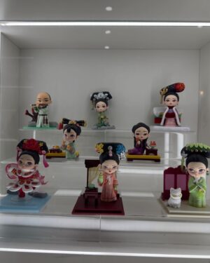 Xing Li Instagram - 拍戲的小日子，發生的事情都微小又有趣

①我在愛河邊耍美
②靜思堂外的蓮花在耍美
③車拍架機器好辛苦
④馬文云在幹嘛？
⑤張家瑜跟曼完美融入
⑥再給我滑手機
⑦I’m a superstar.
⑧要與之相愛相殺三個月的男子
⑨孔雀仙子
①⓪超想買的甄嬛全套公仔！！！！
到底該不該買？？？？？
沒有胖橘還要買嗎？？？？？？