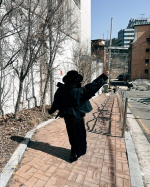 Xing Li Instagram - 在首爾的每一天都很開心，
但是對抗寒冷對我來說實在太辛苦了！
我很怕冷！
能讓江湖上人稱一次ok姐のme拍戲NG多次的唯一死穴就是冷！
（嗯可能還有張狼卯卯蟲跟吃翻茄）

上禮拜五台灣不是有一波斷崖式降溫嗎？
首爾也有，
而且是從4度斷到-8度那麼斷🥶
完全無法好好拍照，
但倒是完全阻擋不了我逛街爆買的能力（為什麼不！）
我那一整天都長圖五的樣子，
如果給那天的自己一個封號我會說：荒謬女巫。