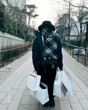 Xing Li Instagram - 在首爾的每一天都很開心，
但是對抗寒冷對我來說實在太辛苦了！
我很怕冷！
能讓江湖上人稱一次ok姐のme拍戲NG多次的唯一死穴就是冷！
（嗯可能還有張狼卯卯蟲跟吃翻茄）

上禮拜五台灣不是有一波斷崖式降溫嗎？
首爾也有，
而且是從4度斷到-8度那麼斷🥶
完全無法好好拍照，
但倒是完全阻擋不了我逛街爆買的能力（為什麼不！）
我那一整天都長圖五的樣子，
如果給那天的自己一個封號我會說：荒謬女巫。