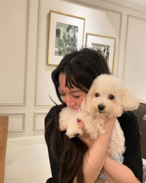Xing Li Instagram - 今天有一個女老師為了救自己的貓貓，
逃出房子之後又返回，
結果就沒有再出來的新聞⋯

看著自己的狗狗，
想著如果是自己，
肯定也是會這樣做的，
覺得好難過，
好希望這麼令人悲痛欲絕的事情可以不再發生，
感嘆於生命脆弱且無常，
一定要珍惜身邊在乎的人事物😢

用可愛小狗來療癒今日的眾多不幸，
大家都要平安🙏🏻