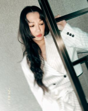 Xing Li Instagram - 今天實在太適合Po一些白色套裝的床照，
有夠應景欸！

祝大家白色情人節快樂🤍🩶🤍🩶

Outfit @msgm @bluebelltw 
#msgm #bluebelltw 
Accessory @william_and_feb 
Heels @manoloblahnik @bluebelltw