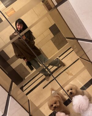 Xing Li Instagram - 今天有一個女老師為了救自己的貓貓，
逃出房子之後又返回，
結果就沒有再出來的新聞⋯

看著自己的狗狗，
想著如果是自己，
肯定也是會這樣做的，
覺得好難過，
好希望這麼令人悲痛欲絕的事情可以不再發生，
感嘆於生命脆弱且無常，
一定要珍惜身邊在乎的人事物😢

用可愛小狗來療癒今日的眾多不幸，
大家都要平安🙏🏻