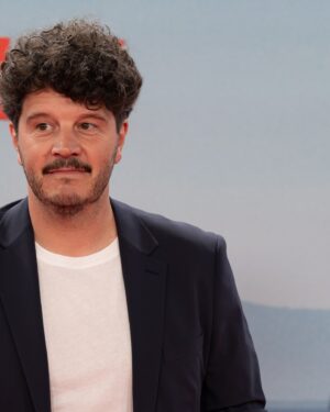 Xosé A. Touriñán Instagram - De estrea!
Clanes 
desde xa en @netflixes
