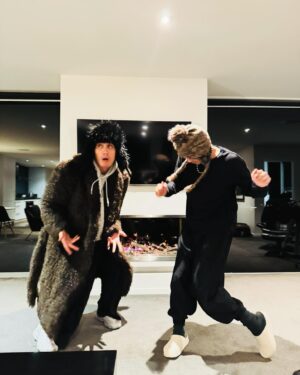 YELLOW Instagram - 南半球是真的冷 跳一下 發糕 🕺💃🔥✨（超）

#出去一下
#WhatATrip