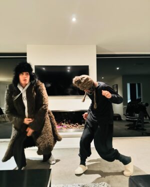 YELLOW Instagram - 南半球是真的冷 跳一下 發糕 🕺💃🔥✨（超）

#出去一下
#WhatATrip
