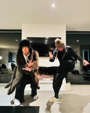 YELLOW Instagram - 南半球是真的冷 跳一下 發糕 🕺💃🔥✨（超）

#出去一下
#WhatATrip