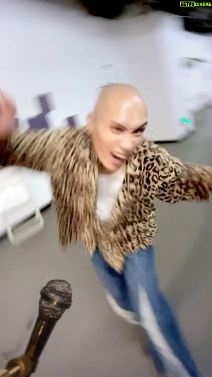 YELLOW - 16.9K Likes - ger手?🥚🥚🧑🦲🥚🥚