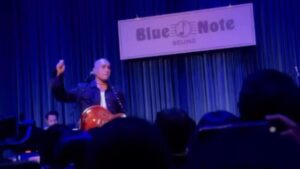 YELLOW Instagram - 北京首演成功染黃了一整個藍
作爲第一場在大陸的專場
獻給Blue Note
這個在我心中別具意義的場館
我的毛都快炸出五檔白了尼卡
最最最讓我激動的還是你們
謝謝幾乎每首歌都會合唱的大家
偶爾聽起來也像是一種淒美的哀嚎 太狠了
感謝我的團員讓我在舞台上再次力竭
再次力竭你的力竭
謝謝成就這場演出的所有人
讓我特別像個活著的人
Music saved my life again……

先po些片段留著紀念

文明！素質！

#StayAlive
#北京BlueNote