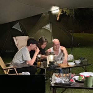 YELLOW Instagram - 這是我這輩子走過最久的山路
這是你的山林系野蕉男孩
飛天或遁地，包山也包海
任何疑難雜症，放心交給咱處理

謝謝柏霖老哥 @chenbolin 
找我跟 @philyan88 一起回歸山林最原始懷抱
也終於讓我有機會大展我的廚藝
至今仍震撼不已

⋯⋯最後一張露出我的真身了

#極島森林2
@extreme.forest
@grayscale.production