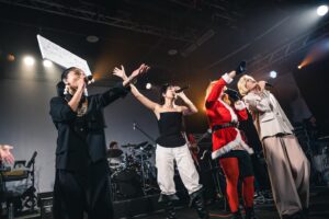 YELLOW Instagram - 去年聖誕節
我把我的真心都交給你
但隔天你卻將它踐踏在地
今年，我要從眼淚中振作起來
我會把我的心交給某個特別的人 (特別)

第一次受傷後第二次變得內向
我保持著距離，但你仍然吸引著我的視線
寶貝，告訴我，你是不是認識我？
嗯，已經過了一年，我並不感到驚訝

Happy Christmas🎄

#人面soul心2023 

📸 @jonathan__0709