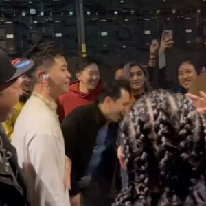 YELLOW Instagram - 去年聖誕節
我把我的真心都交給你
但隔天你卻將它踐踏在地
今年，我要從眼淚中振作起來
我會把我的心交給某個特別的人 (特別)

第一次受傷後第二次變得內向
我保持著距離，但你仍然吸引著我的視線
寶貝，告訴我，你是不是認識我？
嗯，已經過了一年，我並不感到驚訝

Happy Christmas🎄

#人面soul心2023 

📸 @jonathan__0709
