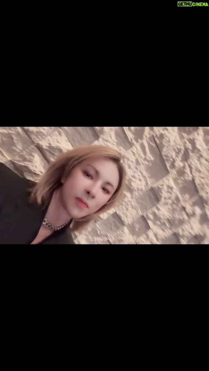 YOSHIKI - 29.4K Likes - I usually use clear lip balm, my lips are naturally red. リップクリームはいつもほぼ透明、もともと唇が少し赤い。💋
Yoshiki
I like this #shiseido #資生堂 #gift #美 #リップクリーム #lipbalm #lipstick #beauty #xjapan #yoshiki #紅 #sayanything #yoshikiclassical