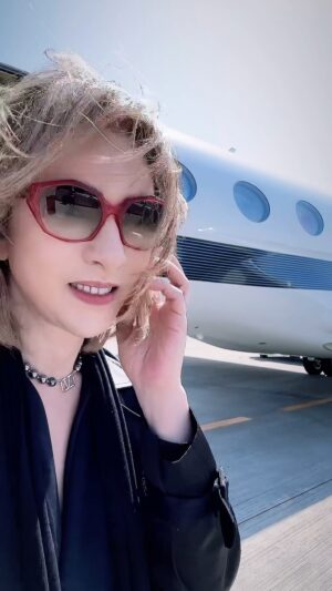 YOSHIKI Instagram - So windy…where am I flying to?
風が強いんだけど。。

Yoshiki 🌹✈️

#yoshiki