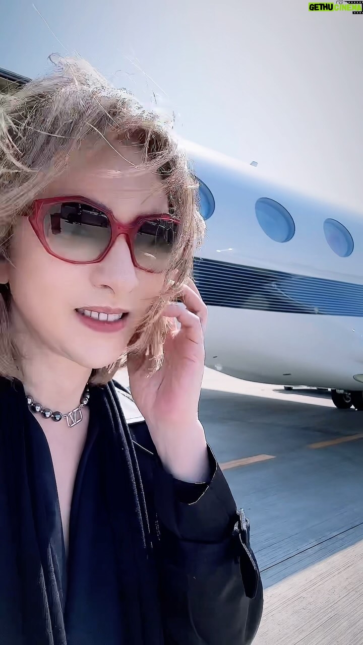 YOSHIKI - 42.1K Likes - So windy…where am I flying to?
風が強いんだけど。。
Yoshiki 🌹✈️
#yoshiki
