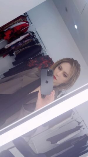 YOSHIKI Instagram - Am I seeing you in Tokyo this summer?
今年の夏、東京で会う？

Yoshiki 🌹

This music by Hiroshi Fujiwara & Yoshiki
#filming #yoshiki #eveningwithyoshiki #breakfastwithyoshiki 2024 #fashion #xjapan #hiroshifujiwara #milanfashionweek #milan
