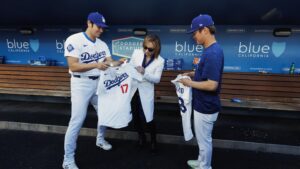 YOSHIKI Instagram - A lot going on.. at Dodgers Stadium in LA.
Glad to see Shohei Ohtani, Yoshinobu Yamamoto, Hello Kitty!
And I played the National Anthem and Endless Rain!
国歌も弾いて、hello Kitty や選手にもう会えて光栄､情報量が多くて夢の中にいるみたい🥹🎀

#yoshikitty サンリオキャラクター大賞エントリー中❤️‍🔥今日も @yoshikitty_official に投票よろしくね！ 

https://ranking.sanrio.co.jp/characters/yoshikitty/

 PC・スマホ・タブレット端末で投票ができるよ!

Yoshiki

#Dodgers #DodgerStadium #shoheiohtani #大谷翔平 #yoshinobuyamamoto #山本由伸 #ドジャース #yoshiki #xjapan #itfdb #nationalanthem #国歌斉唱 #アメリカ国歌