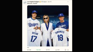 YOSHIKI Instagram - A lot going on.. at Dodgers Stadium in LA.
Glad to see Shohei Ohtani, Yoshinobu Yamamoto, Hello Kitty!
And I played the National Anthem and Endless Rain!
国歌も弾いて、hello Kitty や選手にもう会えて光栄､情報量が多くて夢の中にいるみたい🥹🎀

#yoshikitty サンリオキャラクター大賞エントリー中❤️‍🔥今日も @yoshikitty_official に投票よろしくね！ 

https://ranking.sanrio.co.jp/characters/yoshikitty/

 PC・スマホ・タブレット端末で投票ができるよ!

Yoshiki

#Dodgers #DodgerStadium #shoheiohtani #大谷翔平 #yoshinobuyamamoto #山本由伸 #ドジャース #yoshiki #xjapan #itfdb #nationalanthem #国歌斉唱 #アメリカ国歌