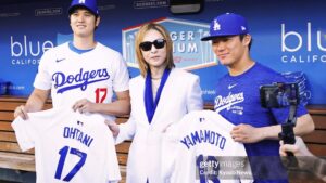 YOSHIKI Instagram - A lot going on.. at Dodgers Stadium in LA.
Glad to see Shohei Ohtani, Yoshinobu Yamamoto, Hello Kitty!
And I played the National Anthem and Endless Rain!
国歌も弾いて、hello Kitty や選手にもう会えて光栄､情報量が多くて夢の中にいるみたい🥹🎀

#yoshikitty サンリオキャラクター大賞エントリー中❤️‍🔥今日も @yoshikitty_official に投票よろしくね！ 

https://ranking.sanrio.co.jp/characters/yoshikitty/

 PC・スマホ・タブレット端末で投票ができるよ!

Yoshiki

#Dodgers #DodgerStadium #shoheiohtani #大谷翔平 #yoshinobuyamamoto #山本由伸 #ドジャース #yoshiki #xjapan #itfdb #nationalanthem #国歌斉唱 #アメリカ国歌