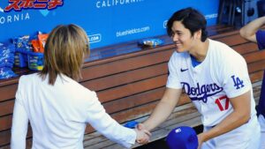 YOSHIKI Instagram - A lot going on.. at Dodgers Stadium in LA.
Glad to see Shohei Ohtani, Yoshinobu Yamamoto, Hello Kitty!
And I played the National Anthem and Endless Rain!
国歌も弾いて、hello Kitty や選手にもう会えて光栄､情報量が多くて夢の中にいるみたい🥹🎀

#yoshikitty サンリオキャラクター大賞エントリー中❤️‍🔥今日も @yoshikitty_official に投票よろしくね！ 

https://ranking.sanrio.co.jp/characters/yoshikitty/

 PC・スマホ・タブレット端末で投票ができるよ!

Yoshiki

#Dodgers #DodgerStadium #shoheiohtani #大谷翔平 #yoshinobuyamamoto #山本由伸 #ドジャース #yoshiki #xjapan #itfdb #nationalanthem #国歌斉唱 #アメリカ国歌