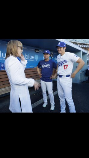 YOSHIKI Instagram - Before my performance at Dodger Stadium I said hi to Shohei  Ohtani and Yoshinobu Yamamoto. They are amazing. We all live in LA.
ドジャースタジアムでのパフォーマンスの前に、大谷翔平 選手と山本由伸 選手に会った。 彼らは素晴らしいです。LAに住むもの同士! ⚾️

#Dodgers #DodgerStadium #shoheiohtani #大谷翔平 #yoshinobuyamamoto #山本由伸 #ドジャース #yoshiki #xjapan
