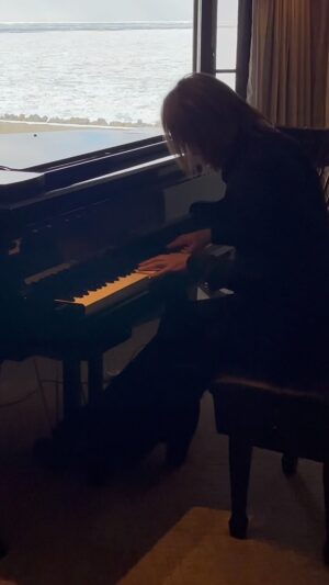 YOSHIKI Instagram - Do you see the drift ice?
流氷見える？

Yoshiki 

#driftice #流氷 #withoutyou #piano #yoshiki #xjapan