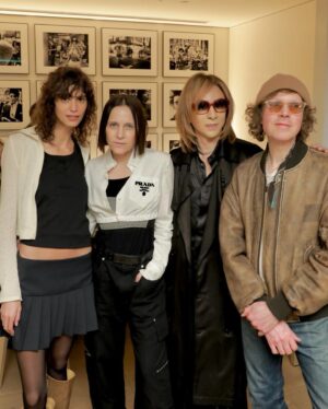 YOSHIKI Instagram - In Tokyo with amazing friends.
I worked with Mica in the cover of VOGUE before.
東京で友達と会った🍓🥂
Micaとは以前一緒にVOGUEの表紙をやった

Yoshiki 

#mica #vogue #yoshiki #model #voguecover #vogue表紙 #edition #yoshikipommery 🥂 #tokyo #champagne
#MicaAragarnaz #beck