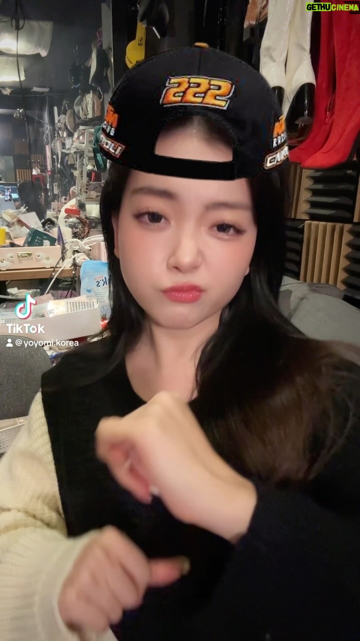 YOYOMI - 1.7K Likes - 🤨