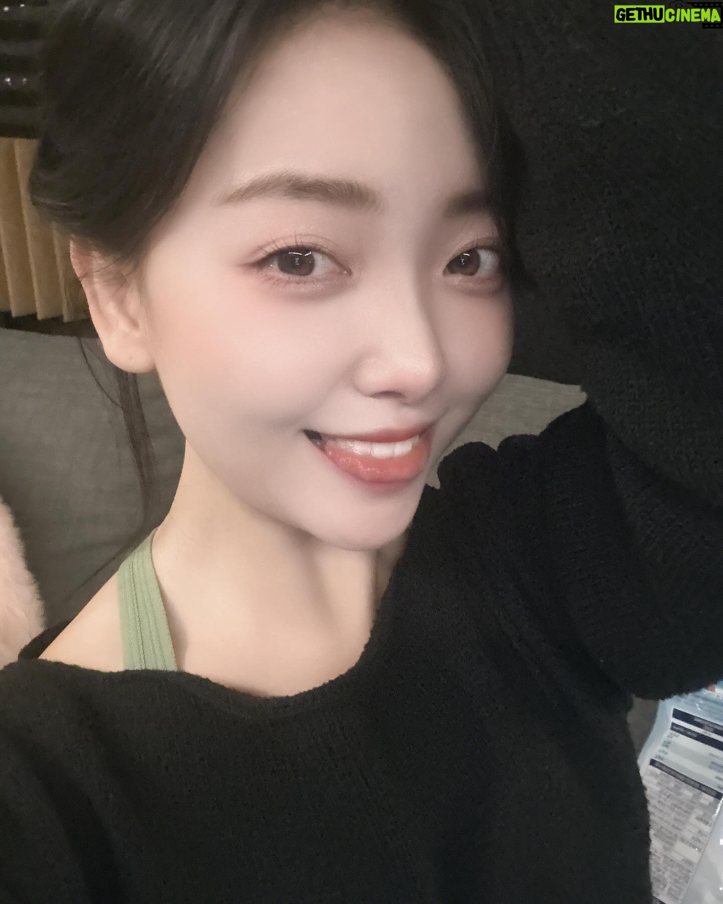 YOYOMI - 1.8K Likes - 여러분~~~요요미에욤ㅎㅎ
MBN현역가왕을 통해서
다시 한번 용기와 자신감과 행복을 느꼈고
너무너무 재밌었어욤😍
응원해주셔서 너무 감사드립니다!!!ㅎㅎㅎ
떨어져서 아쉽지만 그 아쉬움이
추억의 한 페이지로 남아서 뜻깊고 행복해욤 헤헤❤️
더~더~~더~성장할께욤!!
항상 사랑합니당💘
모두모두 화이팅이에욤~~~~!!!!🔥🔥🔥🔥🔥