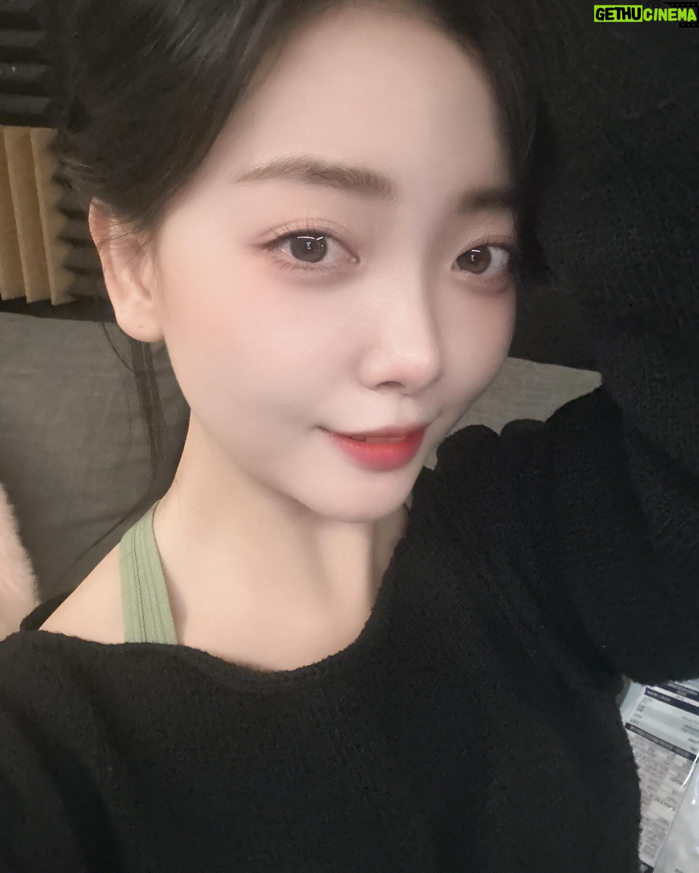 YOYOMI - 1.8K Likes - 여러분~~~요요미에욤ㅎㅎ
MBN현역가왕을 통해서
다시 한번 용기와 자신감과 행복을 느꼈고
너무너무 재밌었어욤😍
응원해주셔서 너무 감사드립니다!!!ㅎㅎㅎ
떨어져서 아쉽지만 그 아쉬움이
추억의 한 페이지로 남아서 뜻깊고 행복해욤 헤헤❤️
더~더~~더~성장할께욤!!
항상 사랑합니당💘
모두모두 화이팅이에욤~~~~!!!!🔥🔥🔥🔥🔥