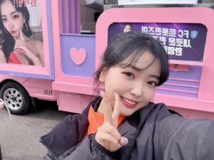 YOYOMI Instagram - 요요미에유~💗💗
간식차에 있는 사진 다른 사람인가~?🤪🙄