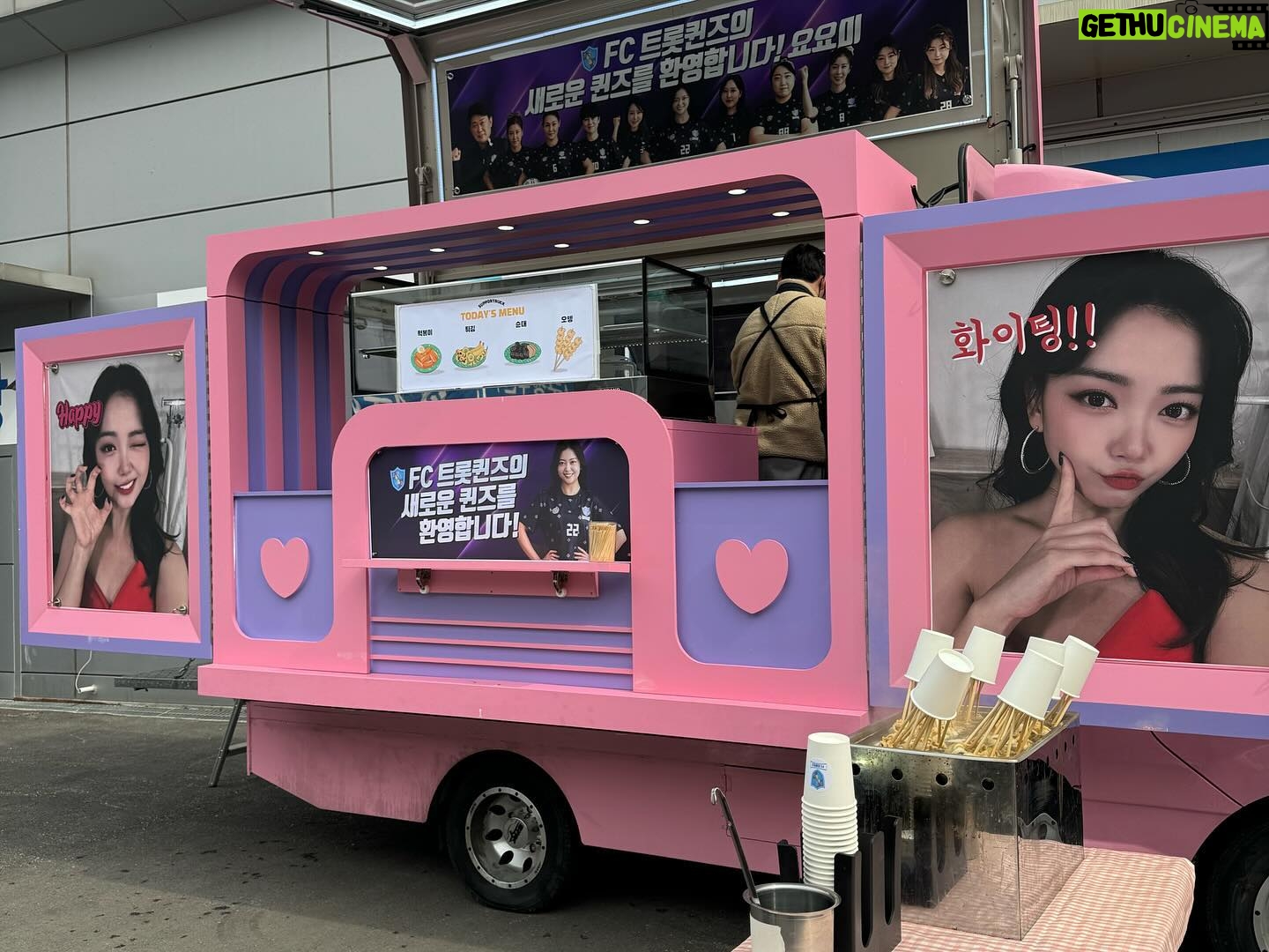 YOYOMI - 1.7K Likes - 요요미에유~💗💗
간식차에 있는 사진 다른 사람인가~?🤪🙄