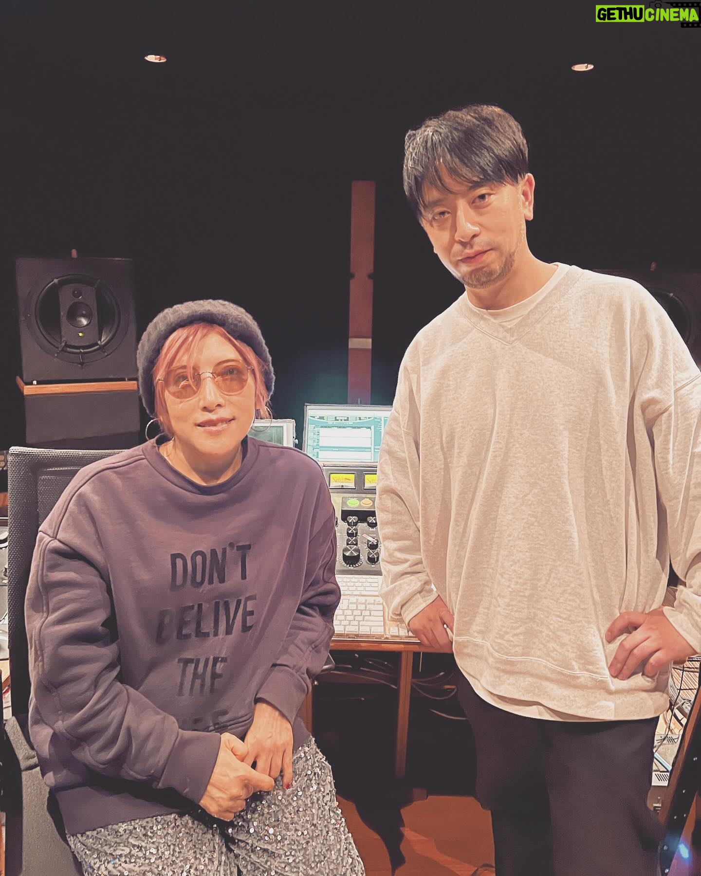 YU-KI - 3 Likes - #TRF30thanniversaryプレミアムボックス と
新曲 #TrytheFuture のマスタリング終了🙌
各曲とてもバランス良い
ダイナミックな音に仕上がりました
Disk1は気づけば
ミニアルバムのボリュームに。
時代も考えつつ新たに歌うと声も映えそうな楽曲
アレンジの方向性を考えアレンジャーを決め
直々に連絡し想いを伝える
ここまでは自分で進めさせていただきました
結果情熱を持ったミュージシャンの方々と
洗練された音を作れたと思います🔥
EZ2023を小室さんにオファーしたのを筆頭に
彼らと制作出来て本当によかったです
刺激と学びと出逢いが沢山でした
どこまでも話せるのでまたの機会に…
マスタリングエンジニア吉良さん
初めて買った曲は #BOYMEETSGIRL だそう
そして今EZ2023のマスタリングを
担当してることがとても不思議な感覚なんだそう
ありがたいです✨
関わって頂いた
リテイクレコーディングチームの皆様
ありがとうございました‼︎‼︎
ほんと音、良いです🎧
曲タイトルずっと黙ってるのが大変でした笑
※wowow で年末のバクチク現象2023を見ます
間違いなく胸が熱くなる
#気になる曲はどれだろう?
#retake
#TRFYU-KI