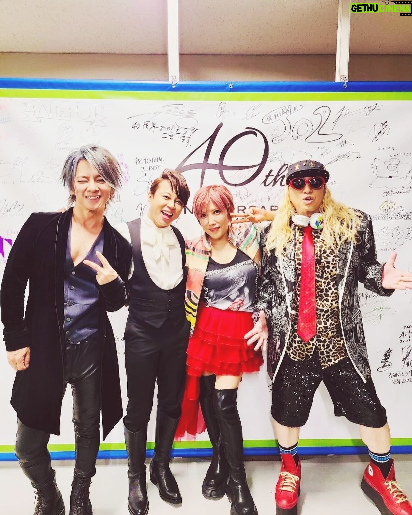 YU-KI - 3 Likes - アフターショーにて。
CDデータかPATI-PATI??
90年代を駆け抜けた仲間達🏃♂️
@matsuokamitsuru0812
@takanori9nishikawa
彼らの長年エネルギー溢れるパフォーマンスは
素晴らしくそれがまた嬉しいのだ🔥
#livesdd2024
#SOPHIA
#松岡充
#tmrevolution
#西川貴教
#TRF
#🎤
#🧢🧝🏼♀️🕶️🎧