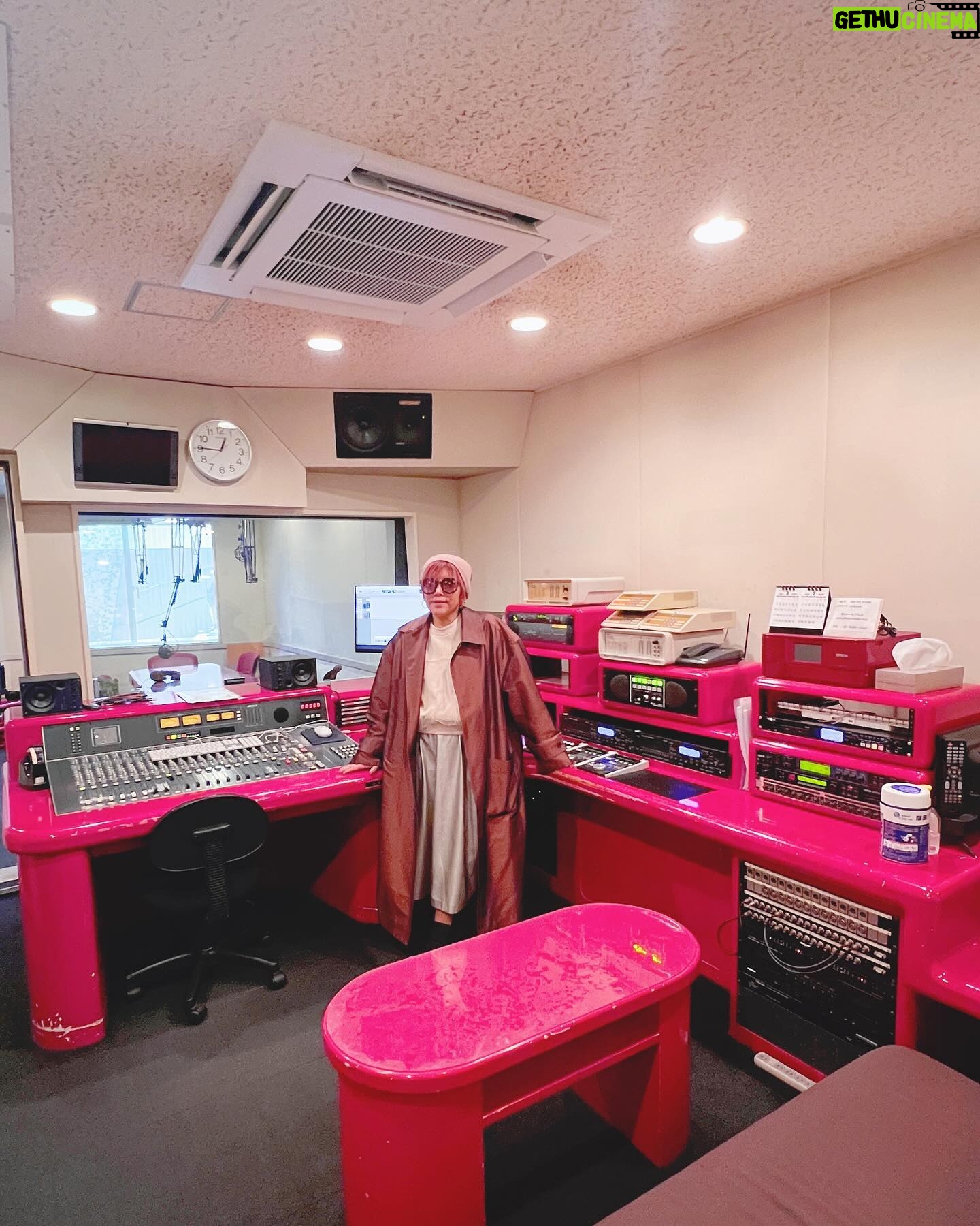 YU-KI - 3 Likes - いいお天気だけど風は冷たい🧊
今年は風強い日が多いね
2/25のトピックに
温かいメッセージをありがとう😊
ラジオ収録でプレミアムボックスや新曲の
話しをしてきました
皆さん武道館の熱が冷めやまずで
嬉しいです🙌 私達と同じだね
お気に入りの #メタリックいぶしゴールド
のコート🥰なかなかないカラー
#TRFYU-KI
#studio
#fm大阪
#trfrythmfive