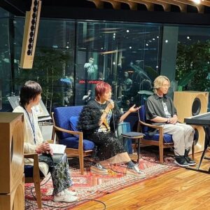 YU-KI Instagram - ３０名の当選者の方をお招きしての
「Premium Box」リリース記念トークイベント
大盛況で終えることが出来ました🎁
(お写真は許可をいただいてUPしてます)

Disk1に特化したアレンジの制作過程や
Vo.の表現の方向性や自分なりの曲の解釈など
ニシケンとあまり話す機会のないトーク内容を
皆さんに聞いて頂けてよかったです

全員とまではいなかなかった
ですがお名前を聞いてお話も出来たし
音楽の話してる際は皆さんしっかり耳を
傾けてくれ
逆に私的にツッコミがいのあるキャラの
方は会場がほっこり微笑ましい
空間だったと思います

あんな近くでファンの方と
触れ合う機会は早々ないですし
彼、彼女達の笑顔から溢れる温かさに
『大事に思ってくださってるんだなあ』と
とても元気をもらえイベントに充実感がありました

ありがとうございました。

急に思いついた私からの
二つ目！のプレゼントも喜んで頂けて
よかったです☺️

終わって感じたことですが
パフォーマンス会場以外でも
触れ合える場を作るようにしたいなと思っていて
それがタイミングだとかどういう形かはわからないですがスタッフに投げかけてみようと思っています

なので今回来ていただけなかった方も
時間は要すると思いますが
私、考えますので
待っていてもらえると嬉しいです
またavexにリクエストメールしていただいても
現実に向かいやすいかもしれないですね

武道館の時も言いましたが
マナーは守ってくださるし
存分楽しみながらも🕺配慮もしてくださる
ファンの方が多く幸せに思います
ありがとう✨

進行してくださった
ライター藤井美保さん
ニシケン🎹
応募してくれたみなさん
ありがとうございました
いい1日を過ごせました☺️

※参加者の皆様
場所や時間などはシークレットですが
私からお渡ししたアレや大まかな内容であれば
SNSに書いてくださっても
大丈夫です

#リリースイベント
# とても豊かな空間
@x_nishiken_x
#明日はいよいよ武道館アマプラ配信スタートよ
#TRFYU_KI