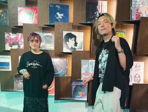 YU-KI Instagram - ３０名の当選者の方をお招きしての
「Premium Box」リリース記念トークイベント
大盛況で終えることが出来ました🎁
(お写真は許可をいただいてUPしてます)

Disk1に特化したアレンジの制作過程や
Vo.の表現の方向性や自分なりの曲の解釈など
ニシケンとあまり話す機会のないトーク内容を
皆さんに聞いて頂けてよかったです

全員とまではいなかなかった
ですがお名前を聞いてお話も出来たし
音楽の話してる際は皆さんしっかり耳を
傾けてくれ
逆に私的にツッコミがいのあるキャラの
方は会場がほっこり微笑ましい
空間だったと思います

あんな近くでファンの方と
触れ合う機会は早々ないですし
彼、彼女達の笑顔から溢れる温かさに
『大事に思ってくださってるんだなあ』と
とても元気をもらえイベントに充実感がありました

ありがとうございました。

急に思いついた私からの
二つ目！のプレゼントも喜んで頂けて
よかったです☺️

終わって感じたことですが
パフォーマンス会場以外でも
触れ合える場を作るようにしたいなと思っていて
それがタイミングだとかどういう形かはわからないですがスタッフに投げかけてみようと思っています

なので今回来ていただけなかった方も
時間は要すると思いますが
私、考えますので
待っていてもらえると嬉しいです
またavexにリクエストメールしていただいても
現実に向かいやすいかもしれないですね

武道館の時も言いましたが
マナーは守ってくださるし
存分楽しみながらも🕺配慮もしてくださる
ファンの方が多く幸せに思います
ありがとう✨

進行してくださった
ライター藤井美保さん
ニシケン🎹
応募してくれたみなさん
ありがとうございました
いい1日を過ごせました☺️

※参加者の皆様
場所や時間などはシークレットですが
私からお渡ししたアレや大まかな内容であれば
SNSに書いてくださっても
大丈夫です

#リリースイベント
# とても豊かな空間
@x_nishiken_x
#明日はいよいよ武道館アマプラ配信スタートよ
#TRFYU_KI