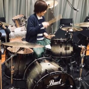 YU-KI Instagram - RHでサウンドチェックをしてた時の動画
(流れてる曲ではないよ)
うちの曲だとSurvival dAnceはFesで
演奏したこあるけど
AL ver.のmasquerade はかなりムズいです
ドラマー湊さん大尊敬
Foo Fightersのこの曲は長年の課題曲🥁

会場違えどもフーファイと
同日にサマソニ出演出来たとき
アゲ↑どころではなかったです🔥
グッズTシャツに名前が一緒に並んだだけで
わたくし充分幸せでございます🙇‍♂️

#TRFYU_KI
#好きなことは続ける 
#ドラム動画を見るの好き
#テイラーホーキンスは私の憧れ
#プレイスタイルが超好み