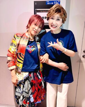 YU-KI Instagram - いつも気さくにお話してくださる
小林幸子様👑
なんとデビューが10歳だそうです🔥

本番がパイセンの次でしたので
袖でパフォーマンスをガン見しておりました😳

今日は名曲「　『おもいで酒』が
ず〜っとループしています🍶

お食事にも誘っていただきました🥰

TRFは@社の初代アーティストなので
事務所に先輩がいないわけですが
素敵な先輩に飢えている私は
遠慮なく甘えます🥰
自分が一人っ子というのもあるんでしょうね

私、感激です

このお歌を添付するのはお初です🎤

#小林幸子
#尊敬する大先輩✨ 
#TRFYU-KI
