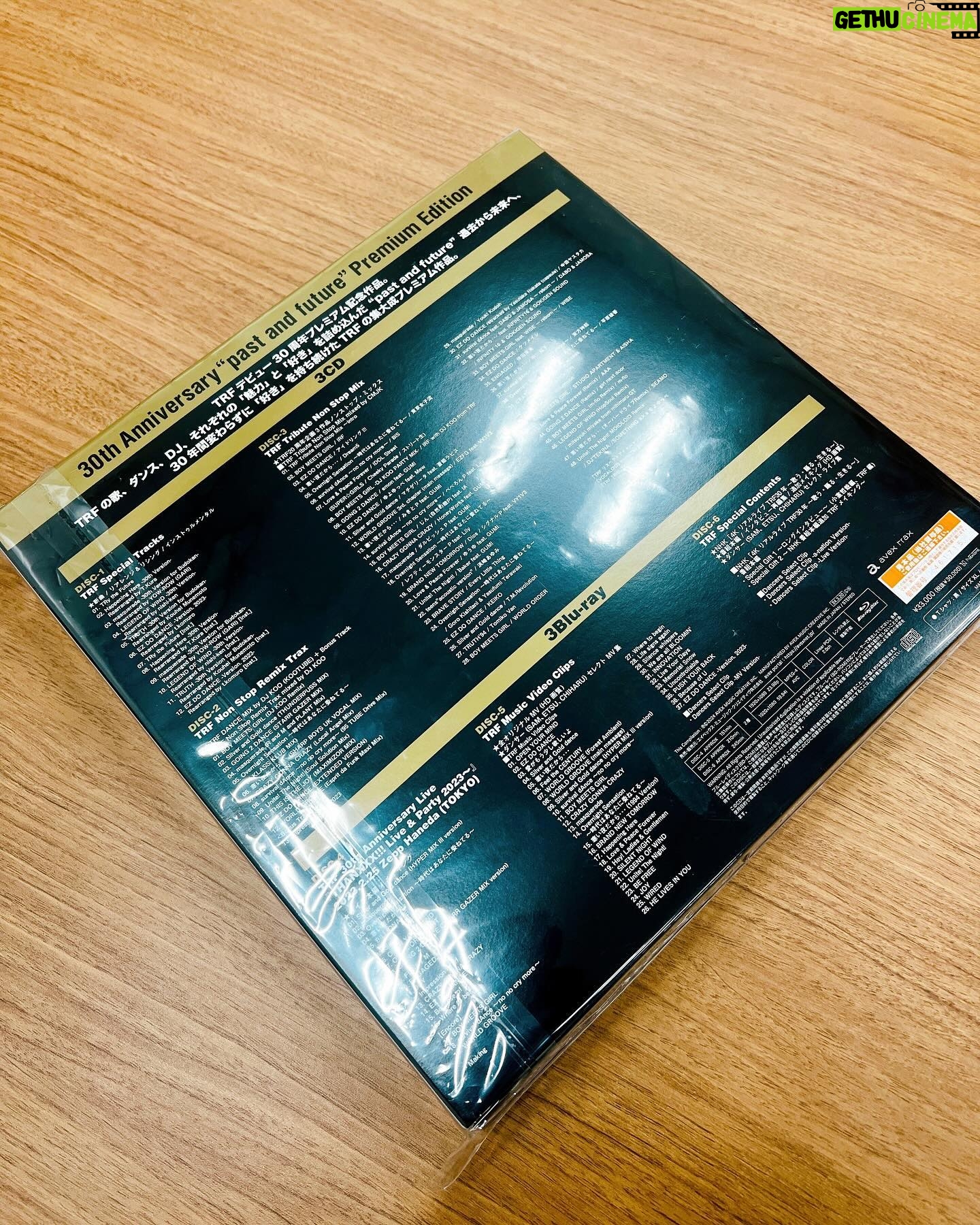 YU-KI - 3 Likes - さっきまで取材を受けておりました
商品が出、来、た、よ〜〜🎉
予約されてるみんなは
早い方だと明日フラゲ日だね🔥🔥🔥
素材やデザインのアイデアも
結構出したのでもちろん中身は
把握してるものの
これから開封するのが楽しみ
ポップかつラグジュアリーだよ🧡
目の前に来るまでに
みんなそれぞれの
ストーリーがあると思うと
感慨深いです
明日の朝日新聞をcheck!☺️
#TRF30thプレミアムボックス
#新曲TrytheFuture配信
#リリースまで後と2日!
#TRFYU-KI