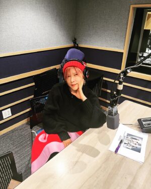 YU-KI Instagram - コメント収録へ。
お仕事は当然しっかり　
やらせてもらってるつもりだけど
近頃緊張感のない写真が多い🫨

私は髪も爪も伸びるのがとても早く
20日に一度カットしてるのだけど
ちょっと過ぎてしまい
ニット帽がかかせなくなった
寒いし。
カットしてないと頭が大きく見えるよね

そうそう、担当してくれてる
森ちゃんのサロンにカットに行ってる
ファンの方もいて嬉しい
ホッコリする☺️
#TRFYU-KI