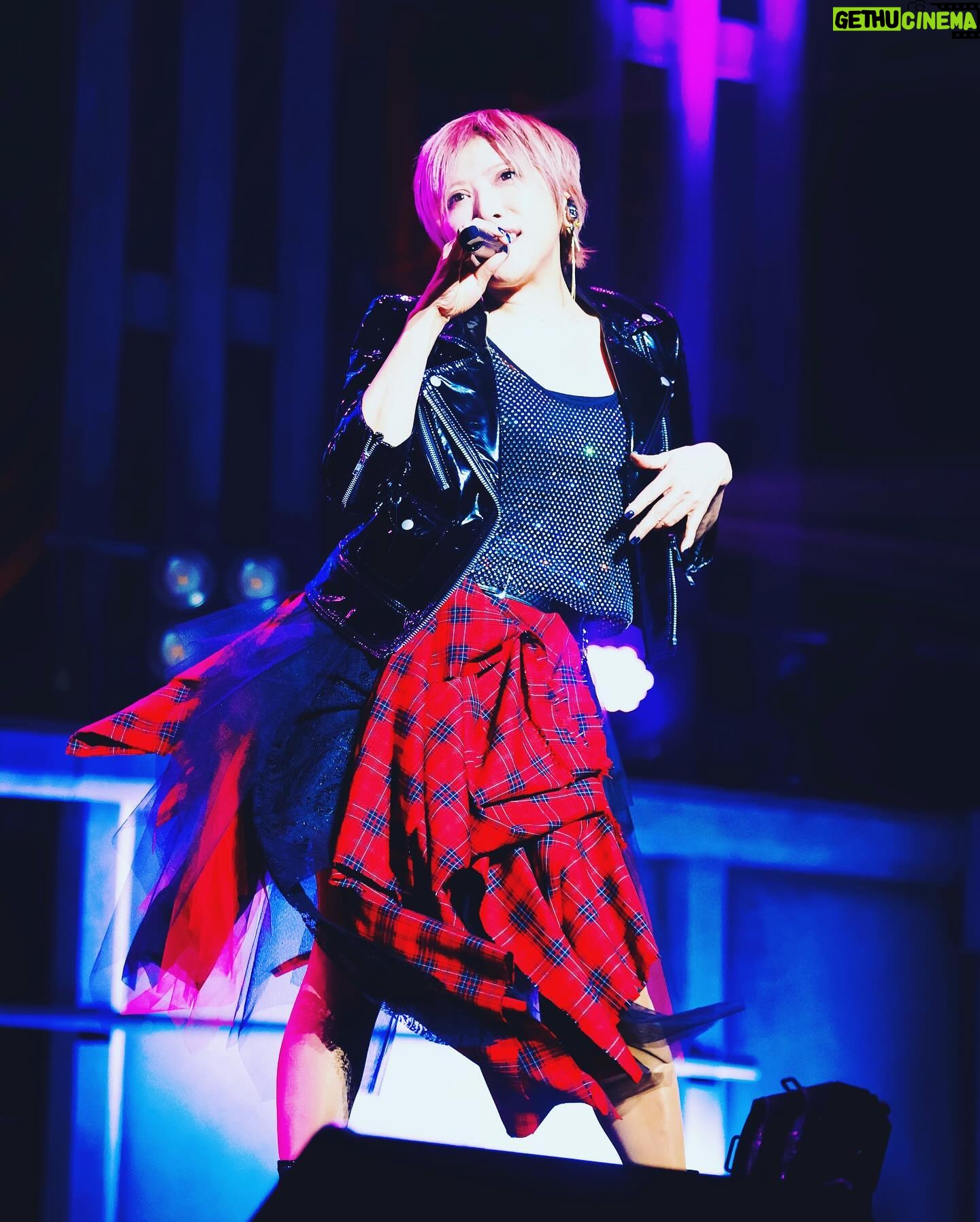 YU-KI - 3 Likes - たぶん
masquerade-30th Version for Budokan-
を歌ってる時かな?
武道館公演の映像を見たんですが
オーディエンスの表情といい😳
ひとつになってる歌声といい😳
大きなクラブでもあり🕺
ほんといい空気感のLiveだったんだなあと☺️
パフォーマンス中の音がかなりよくて
初披露につき物の緊張ガチガチというのが
あまりなかったような気がしてる🤔
頭であれこれ考えず
音が自分の表現や本能を引き出してくれた
ような
そうそうない感覚でした💡
全曲だけど特にこの曲は
イヤホンで聴いて頂くのをオススメします!
オリジナルにはなかった
うちの相棒🧢🧝🏼♀️🕶️🎧もRapしております🤩
武道館に来れなかった方も
映像化されないことはないかと思うので
楽しみにしていてくださいね☺️
ないというならレーベルに言います!笑
#masquerade-30thVersionforBudokan-
#プレミアムエディション
#TRytheFuture
#nowonsale
#TRFYU-KI