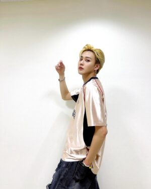 YUKI Instagram - 去年から欲しかった柄のTシャツ
ピンクゴールド珍しくて👍✨ #aiver