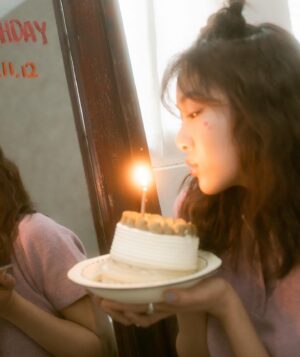 Ya-Gi Lai Instagram - 2023.11.12
Happy birthday to me 🎂💜✨

時間真的好快  真的

謝謝一直在的妳/你們 ，
總讓我知道自己是多麽幸福的人。

前陣子有段期間狀態確實不太好，
在心比較脆弱時經歷了一些事，
從一本書、一場展覽、一段真誠被理解的對談、一些日常的可愛時刻中獲得許多力量。
現在已經好很多，而且是會更好的感覺。

喔！在這一年也因為拍攝新作品、新合作、表演課、打排球認識到許多新朋友😆
（下面的萬年願望也把你們許進去囉！）

永遠不變也最重要的生日願望
希望所有我愛和愛我的人都身體健康🫶🏻

謝謝最親愛的賴拔 芬妮
謝謝勇敢努力的自己

生日快樂  期待未來𓂃𓈒𓏸︎︎︎︎⁡

Photo ｜@liupitz_eyes 
makeup &hair ｜@mikamikatsai