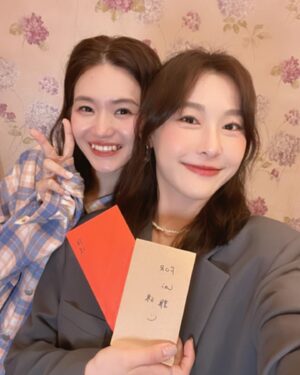 Ya-Gi Lai Instagram - ：「要幸福唷💐💖」
如果說 “人生每個階段會有不同的人停留”
那麽很開心大學畢業後的我們依舊在彼此生命裡
不會忘記這段友誼相遇在「605」
當了四年室友參與青春也參與妳的愛情
能以伴娘的身分參與妳邁入新階段真的好感動
恭喜阿旭and 于  要幸福要健康 🫶🏻✨🎊

最後三張分別
1.大一的女子宿舍605
2.一起用獎學金去泰國的我們
3.新娘子下班之辦婚禮真的好累🤣？