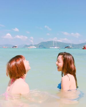 Ya-Gi Lai Instagram - ：「要幸福唷💐💖」
如果說 “人生每個階段會有不同的人停留”
那麽很開心大學畢業後的我們依舊在彼此生命裡
不會忘記這段友誼相遇在「605」
當了四年室友參與青春也參與妳的愛情
能以伴娘的身分參與妳邁入新階段真的好感動
恭喜阿旭and 于  要幸福要健康 🫶🏻✨🎊

最後三張分別
1.大一的女子宿舍605
2.一起用獎學金去泰國的我們
3.新娘子下班之辦婚禮真的好累🤣？
