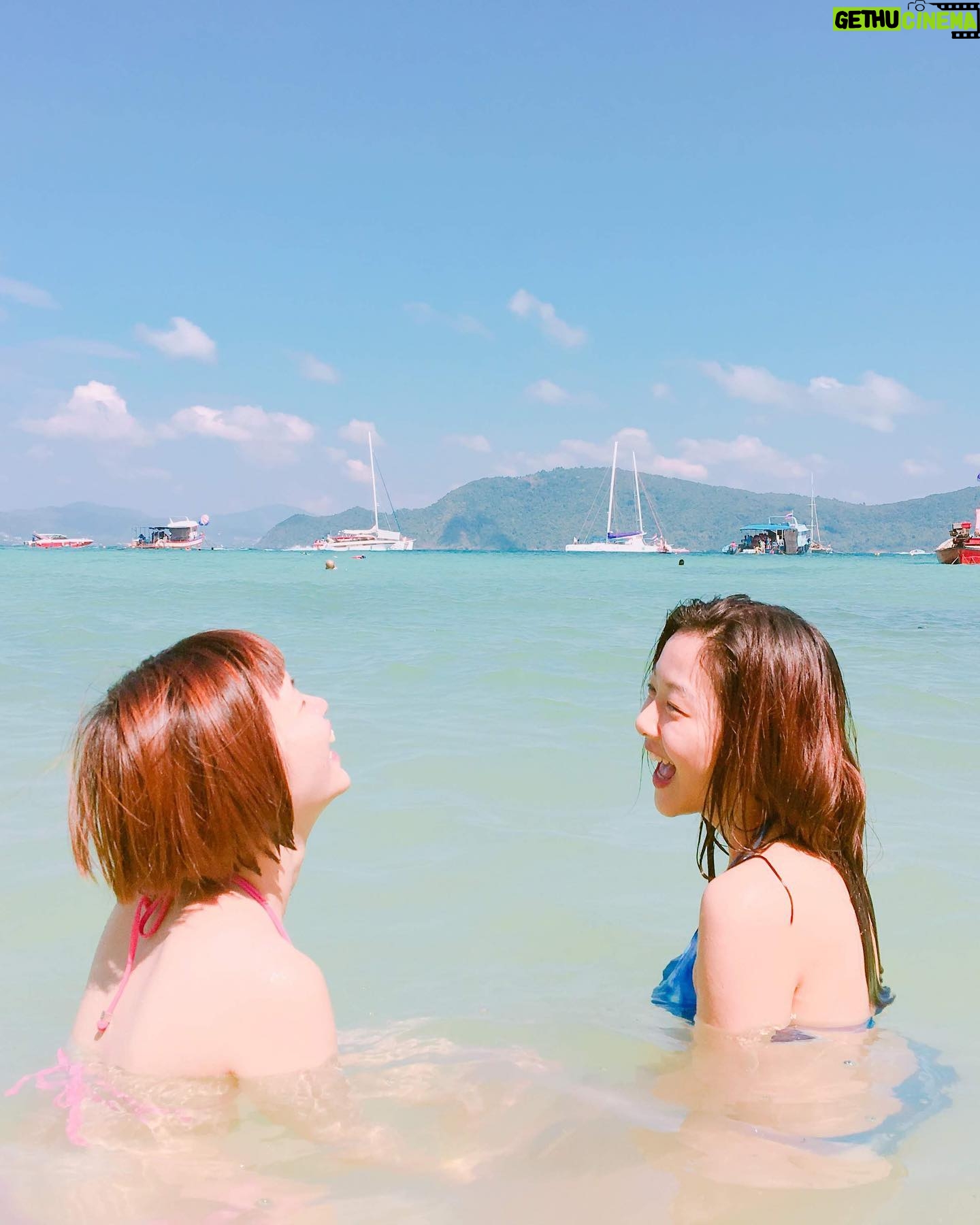 Ya-Gi Lai - 5.7K Likes - :「要幸福唷💐💖」
如果說 “人生每個階段會有不同的人停留”
那麽很開心大學畢業後的我們依舊在彼此生命裡
不會忘記這段友誼相遇在「605」
當了四年室友參與青春也參與妳的愛情
能以伴娘的身分參與妳邁入新階段真的好感動
恭喜阿旭and 于 要幸福要健康 🫶🏻✨🎊
最後三張分別
1.大一的女子宿舍605
2.一起用獎學金去泰國的我們
3.新娘子下班之辦婚禮真的好累🤣?