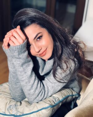 Yağmur Çokgenç Instagram - ...
Çok sahiplenmeden, çok ait olmadan yaşayacaksın.
Hem her an avuçlarından kayıp gidecekmiş gibi,
Hem de hep senin kalacakmış gibi hayat.
İlişik yaşayacaksın. Ucundan tutarak...
#canyücel #bağlanmayacaksın