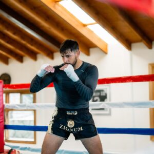 Yair Rodríguez Instagram - Tirando 💥 💥 💥 gzos! 
.
Gracias carnal @tonygonzalezs_  por las pics 📸 quedaron perronas!
